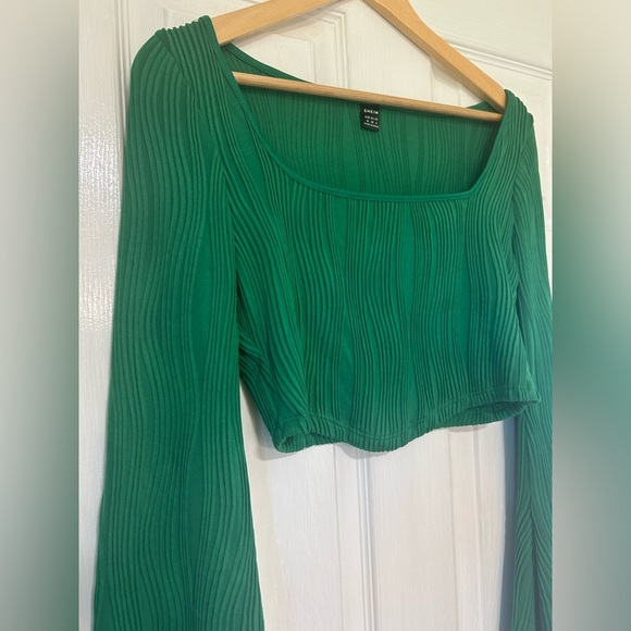 2/$20 Woman’s Medium Green CropTop Longsleeve - Picture 4 of 4